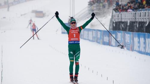 La sappadina Lisa Vittozzi taglia vittoriosamente il traguardo della prova di inseguimento a Oberhof (Germania), valida per la coppa del Mondo di biathlon. 